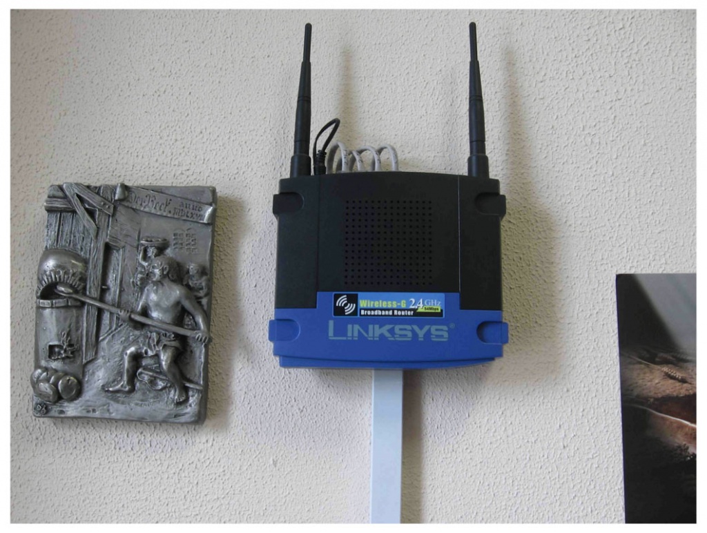 Пример размещения беспроводного Wi-Fi маршрутизатора Linksys WRT54GL на стене